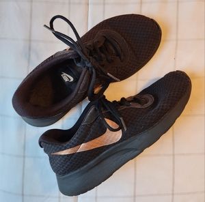 Nike Tanjun Women's Sneakers